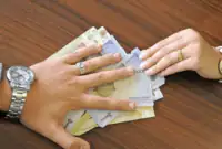 زن در دوران عقد می‌تواند نفقه بگیرد؟