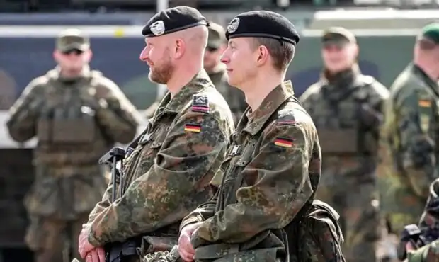 فرمانده، نیروهایش را برای جنگ آماده می‌کند