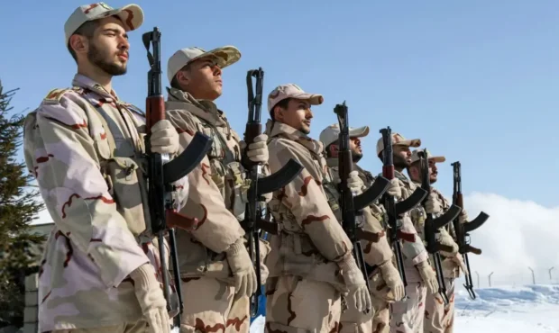 همه سربازان بخوانند/ حقوق سربازان برای سال آینده اعلام شد