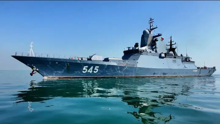 اولین تصویر از استقرار ناو استویسکی روسیه در بندرعباس اولین تصویر از استقرار ناو استویسکی روسیه در بندرعباس