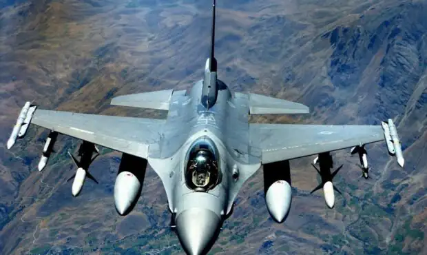 حادثه هولناک در آسمان / یک هواپیمای نظامی سقوط کرد