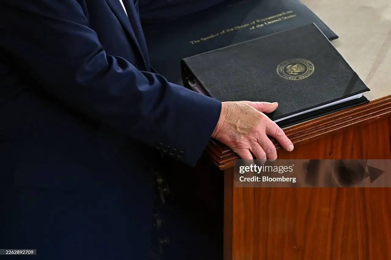 جزئیاتی که پنهان نماند / وضعیت دست ترامپ در سخنرانی کنگره آمریکا