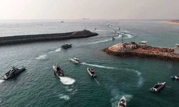 نیروی دریایی سپاه یک شناور را در تنگه هرمز منهدم کرد/ فیلم