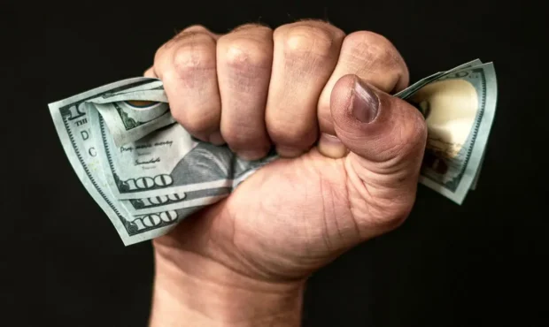 یک کارگر در ایران برای خرید یک دلار باید ۱۲۰ دقیقه کار کند؛ در امارات ۶ دقیقه! یک کارگر در ایران برای خرید یک دلار باید ۱۲۰ دقیقه کار کند؛ در امارات ۶ دقیقه!