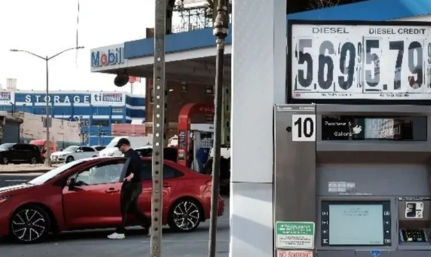 افزایش بی‌سابقه قیمت بنزین در آمریکا | نرخ بنزین منفجر شد