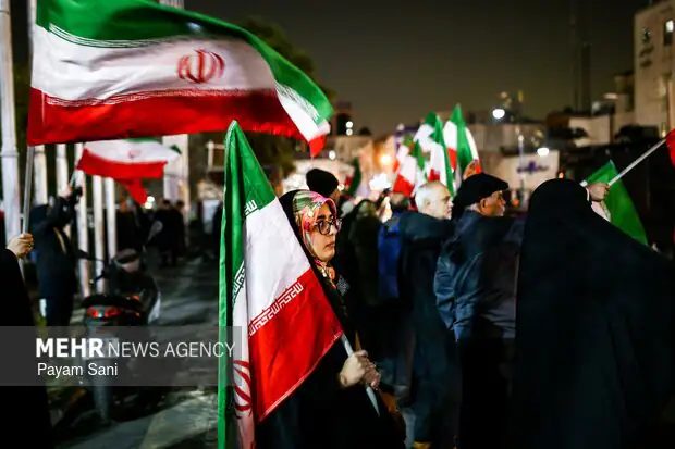 حرکت ملت داغدار ایران به سمت میدان انقلاب