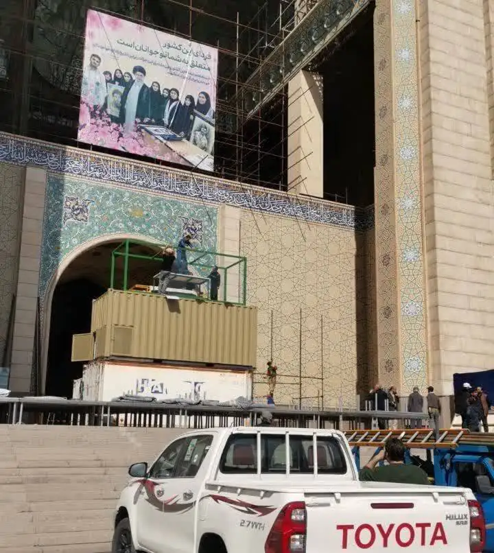 آماده‌سازی جایگاه پیکر رهبر انقلاب در مصلی تهران