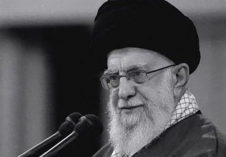 آماده‌سازی جایگاه پیکر رهبر شهید در مصلی + عکس