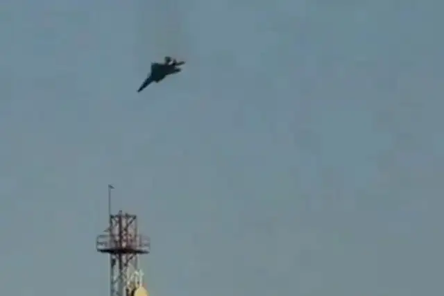 پرواز جنگنده‌های اسرائیل در ارتفاع پایین در آسمان تهران + عکس
