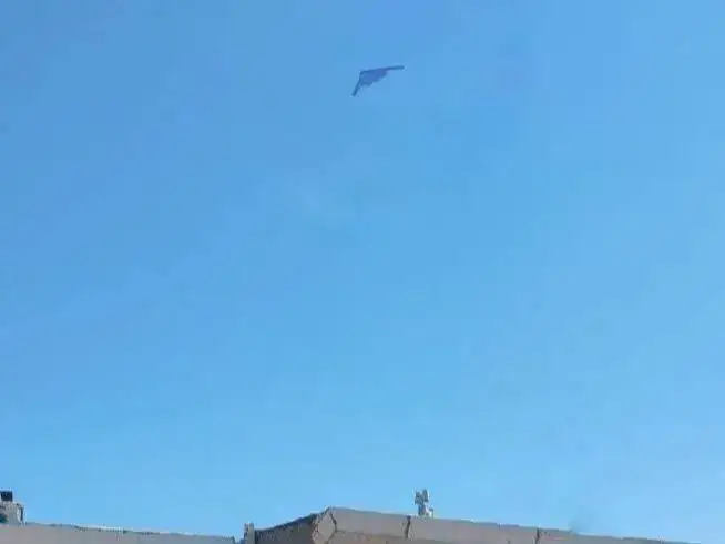 پرواز بمب‌افکن بی-۲ در آسمان کرج+ عکس