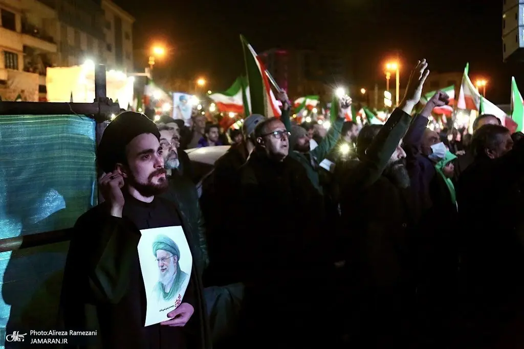 تصویری عجیب از احمد خمینی امشب در میدان انقلاب تهران