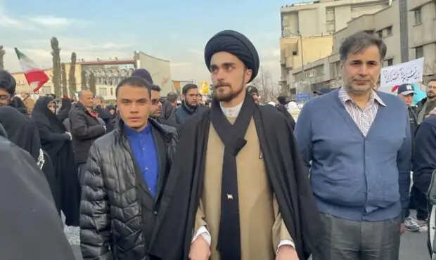 تصویری عجیب از احمد خمینی امشب در میدان انقلاب تهران+ عکس