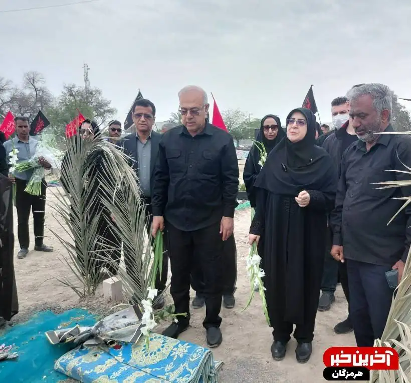 مهاجرانی بر مزار شهدای دانش‌آموز میناب حاضر شد+ عکس