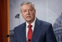 سناتور آمریکایی ایران را تهدید کرد / همه توان نظامی آمریکا در اختیار اسرائیل قرار گیرد