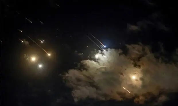 آغاز موج جدید حملات ایران به پایگاه‌های آمریکا و اسرائیل