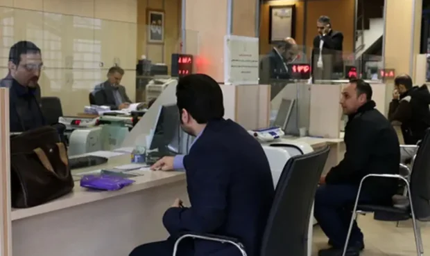 فوری/ ۲ بانک بزرگ مجبور به تخلیه شد