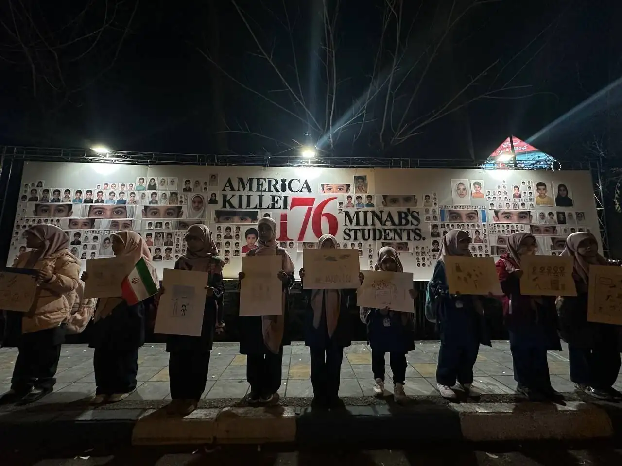 اعتراض دانش‌آموزان در مقابل دفتر سازمان ملل در تهران