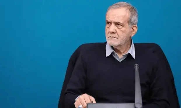 تصویر جالب پزشکیان در حال موتورسواری در راهپیمایی امروز