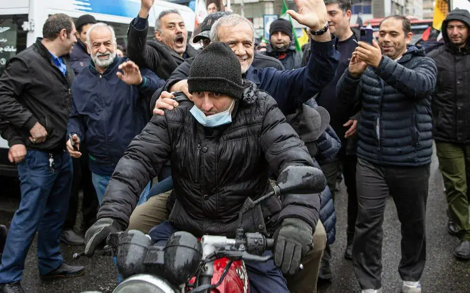 تصویر جالب پزشکیان در حال موتورسواری در راهپیمایی امروز