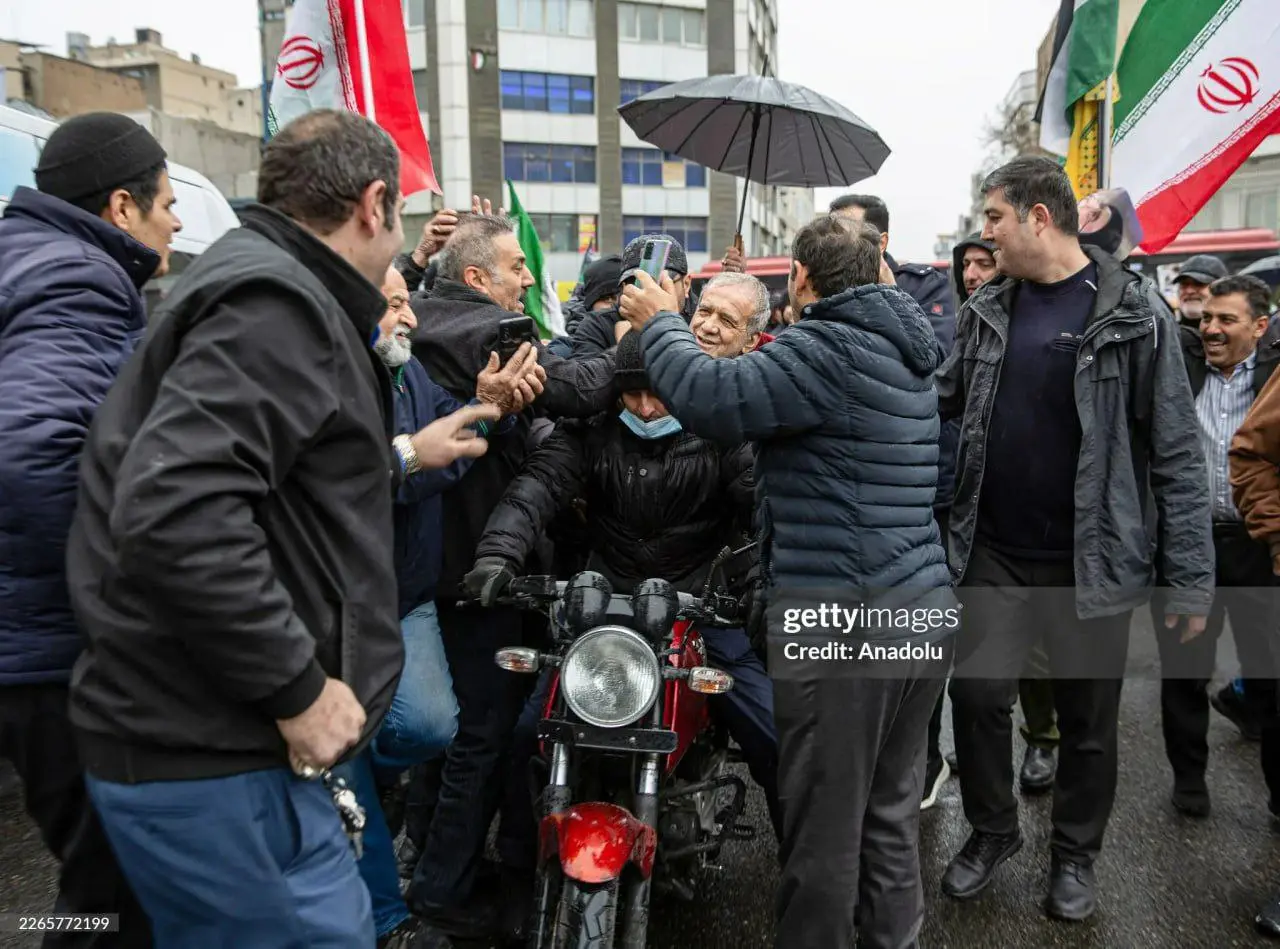 تصویر جالب پزشکیان در حال موتورسواری در راهپیمایی امروز