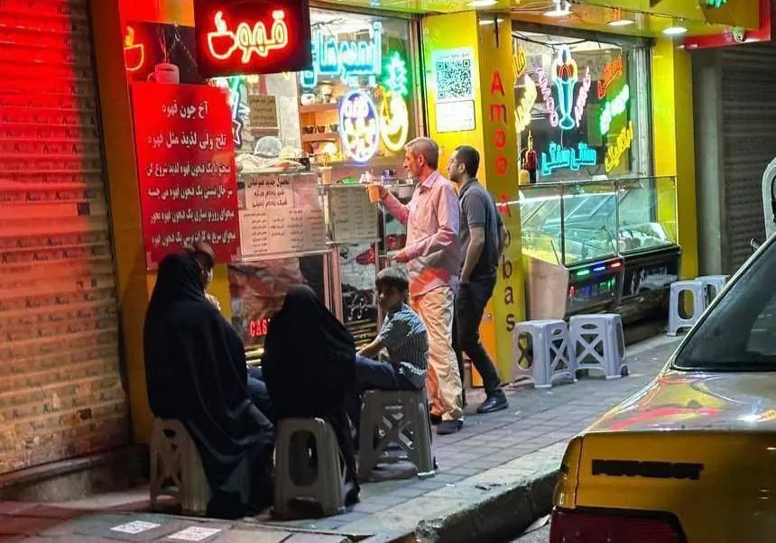 تصویر دیده نشده از دختر و نوه رهبر انقلاب در آبمیوه فروشی