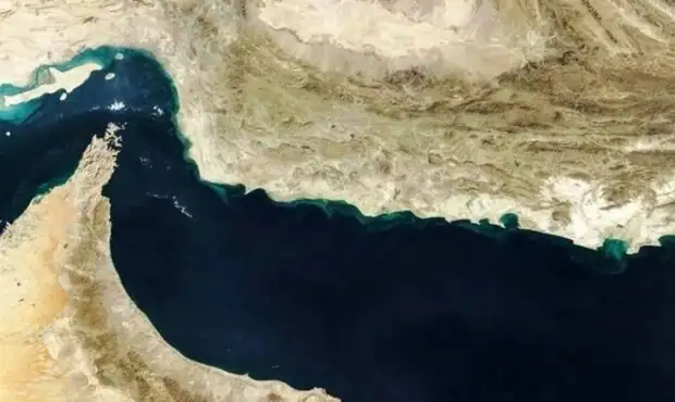 به هر کشتی که پشت بیسیم سه بار مرگ بر آمریکا گفت، اجازه عبور از تنگه هرمز بدهید