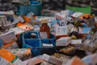 تصاویر دردناک از حمله موشکی به انبار ذخیره دارو و شیرخشک در همدان