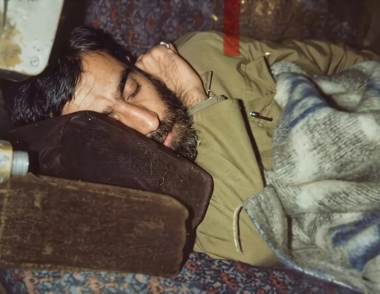 تصویری قدیمی از رهبر شهید انقلاب هنگام استراحت