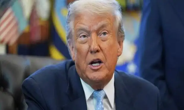 ترامپ جزیره خارک را به حمله دوباره تهدید کرد / فعلا قصد نداریم به جنگ پایان دهیم