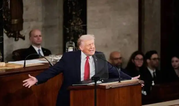 ترامپ در حال تشکیل ائتلافی چند ملیتی برای بازگشایی تنگه هرمز است/ آکسیوس به نقل از یک مقام آمریکایی افشا کرد