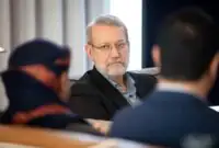 تصویری متفاوت از شهید لاریجانی در نجف/ چای دادن به زائران در یک موکب