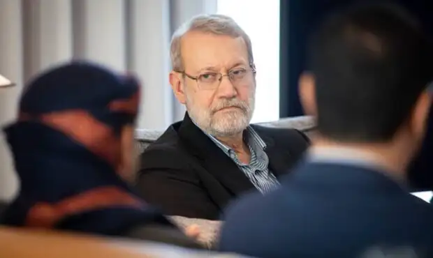 تصویری متفاوت از شهید لاریجانی در نجف/ چای دادن به زائران در یک موکب