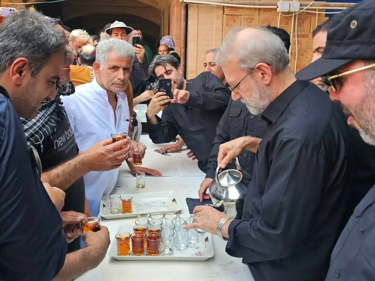 تصویری متفاوت از شهید لاریجانی در نجف/ چای دادن به زائران در یک موکب