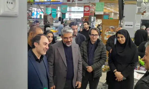 تقدیر مهدی پیرهادی از «مجاهدت در خدمات‌رسانی» کارکنان شهروند/ رضایت شهروندان از تنوع کالایی و طرح‌های حمایتی در بازدید عضو شورای شهر