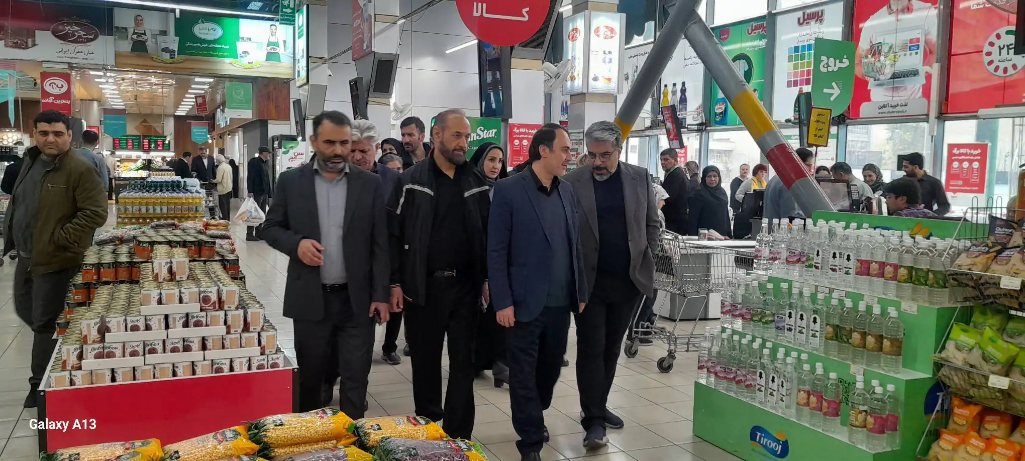 تقدیر مهدی پیرهادی از «مجاهدت در خدمات‌رسانی» کارکنان شهروند/ رضایت شهروندان از تنوع کالایی و طرح‌های حمایتی در بازدید عضو شورای شهر