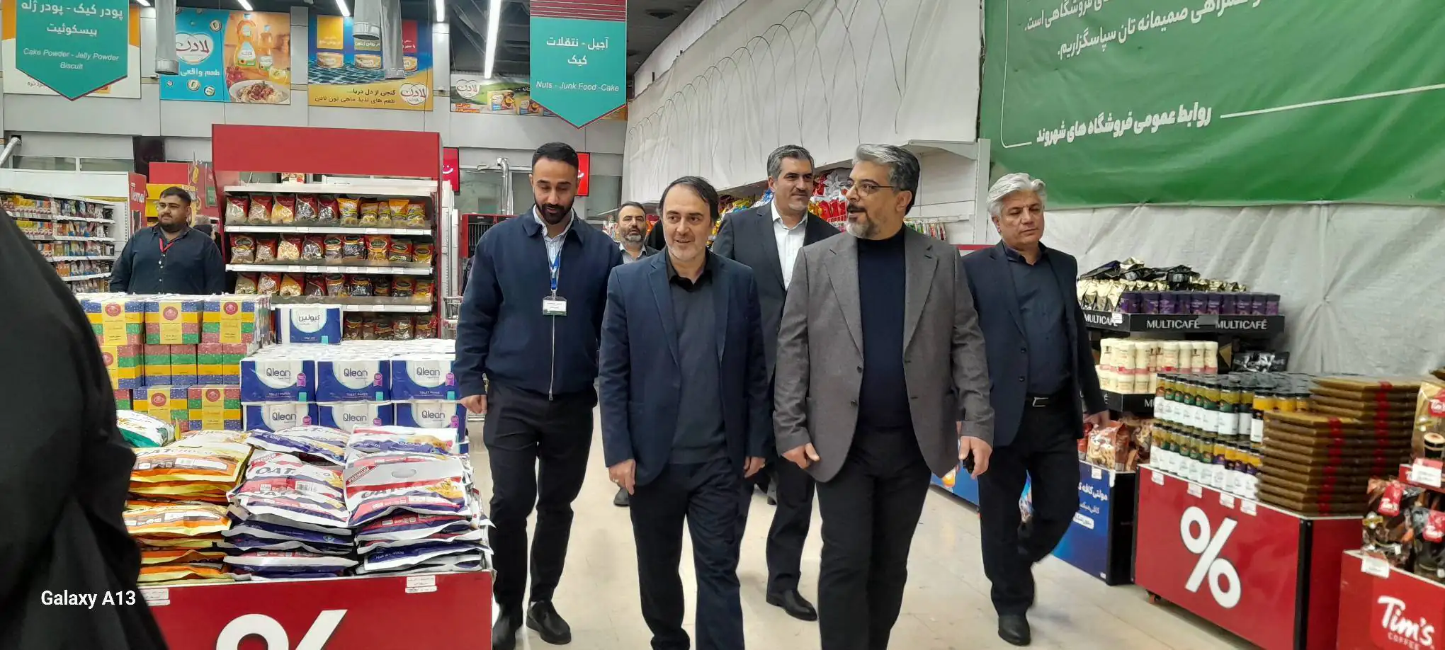 تقدیر مهدی پیرهادی از «مجاهدت در خدمات‌رسانی» کارکنان شهروند/ رضایت شهروندان از تنوع کالایی و طرح‌های حمایتی در بازدید عضو شورای شهر