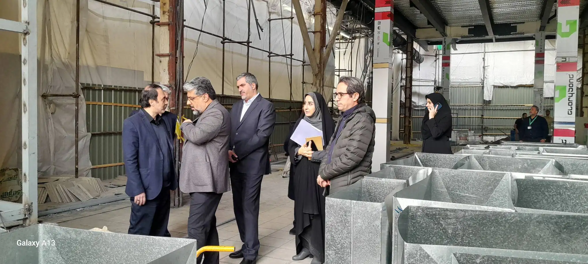 تقدیر مهدی پیرهادی از «مجاهدت در خدمات‌رسانی» کارکنان شهروند/ رضایت شهروندان از تنوع کالایی و طرح‌های حمایتی در بازدید عضو شورای شهر