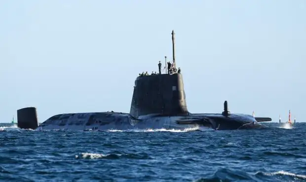 زیردریایی اتمی انگلیس به دریای عرب رسید/ ماجرا چیست؟