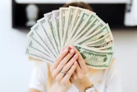 سیگنال فوری همتی به بازار؛ عقب نشینی دلار در بازار آزاد