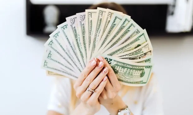 سیگنال فوری همتی به بازار؛ عقب نشینی دلار در بازار آزاد