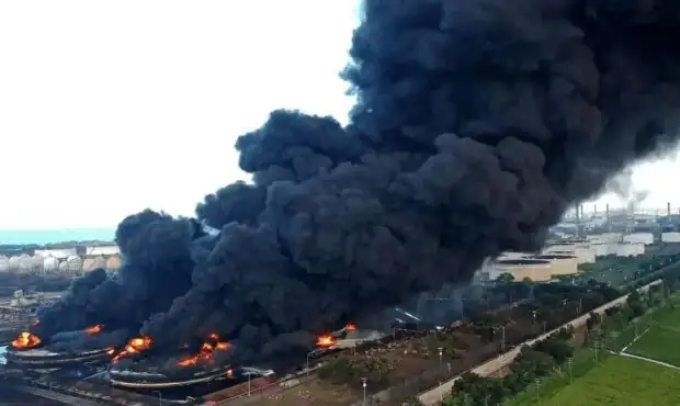 آتش‌سوزی گسترده در پالایشگاه «الاحمدی» کویت به دنبال اصابت یک پهپاد