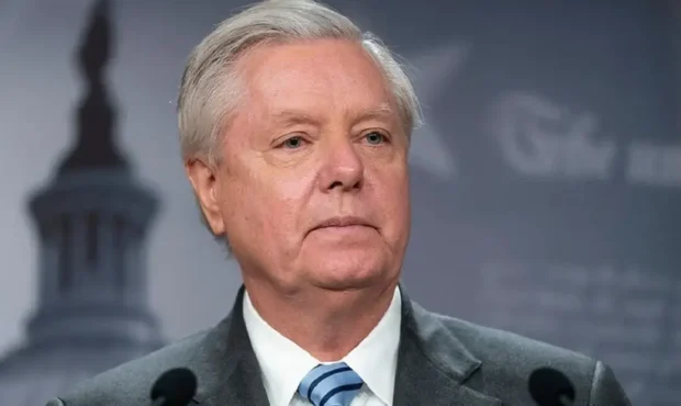 نطق شبانه لیندسی گراهام درباره مذاکره با ایران خبرساز شد نطق شبانه لیندسی گراهام درباره مذاکره با ایران خبرساز شد