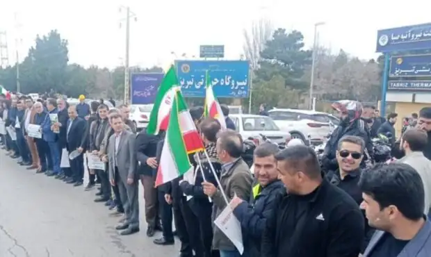 تشکیل زنجیره انسانی در مقابل نیروگاه حرارتی تبریز + تصاویر