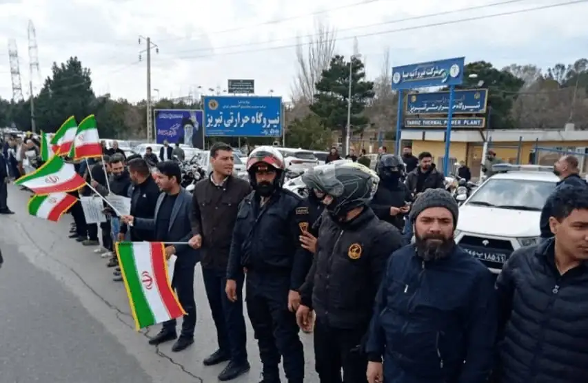 تشکیل زنجیره انسانی در مقابل نیروگاه حرارتی تبریز + تصاویر