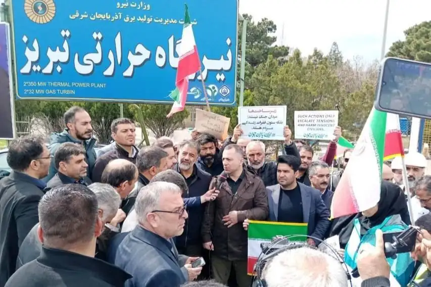 تشکیل زنجیره انسانی در مقابل نیروگاه حرارتی تبریز + تصاویر
