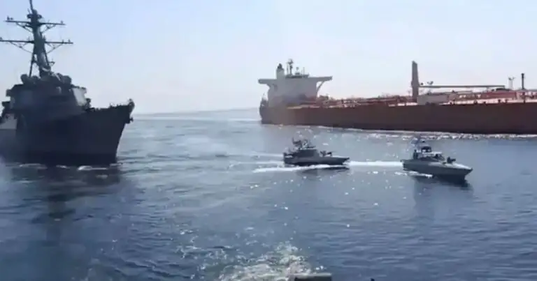 افتخار کردن ترامپ به پیروزی ناوشکن آمریکایی دربرابر کشتی تجاری ایرانی/ ادعایی عجیب درمورد درگیری در تنگه هرمز