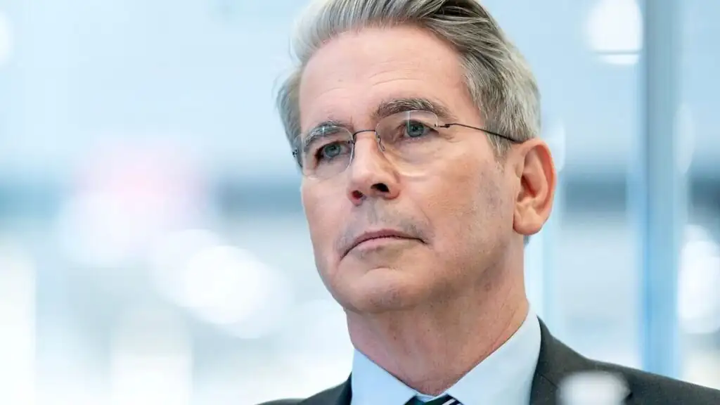 آیا سفر ترامپ به چین به تعویق افتاد؟ / اظهارات عجیب وزیر خزانه‌داری آمریکا