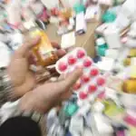 بحران کمبود دارو و خطر شکل‌گیری بازار سیاه/ واقعیت‌ها را به مردم بگویید