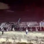 برخورد هواپیما با عابر پیاده! / پرواز لغو شد