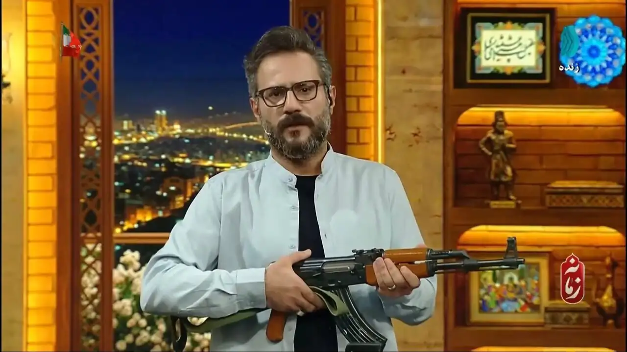 حضور مجریان صدا و سیما در آنتن زنده با اسلحه + عکس